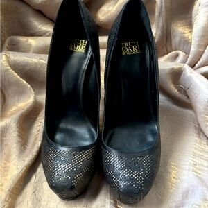 6 inch black mesh printed pump with 3" platform.